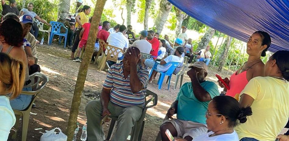 Comunitarios instalan campamento frente a terreno donde construirán vertedero en La Cuaba