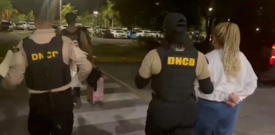 Mujer es detenida en el Aeropuerto de Punta Cana con láminas de cocaína adheridas al cuerpo