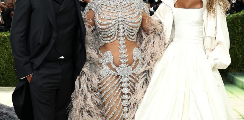 Los invitados a la Met Gala se toman libertades artísticas con el código de vestimenta