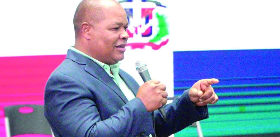 William Ozuna: Un maestro de las barras y el aula