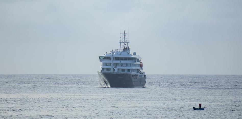 Confirman dos casos de hantavirus y cinco sospechosos en crucero que aún no tiene dónde anclar