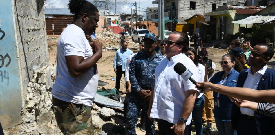Trabajan en el rescate de la margen oriental del río Ozama