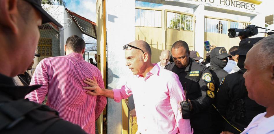 Mario Redondo Llenas sale de Najayo tras 30 años de encierro