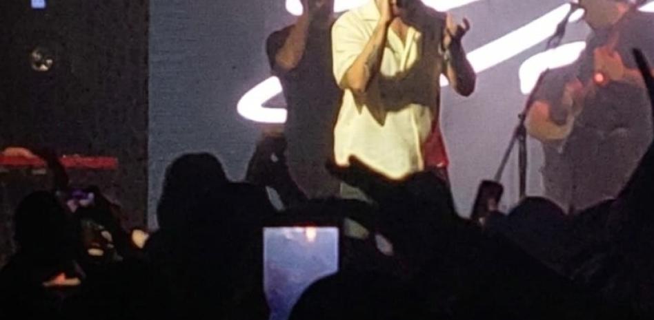 Beret canta y cuenta las historias de sus canciones en su primer concierto ante los dominicanos