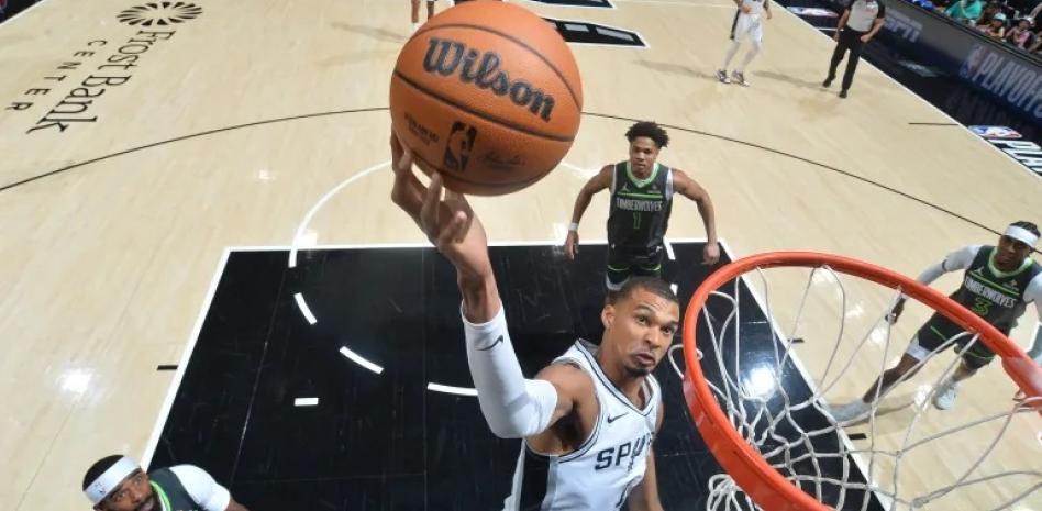 Los Spurs propinan gran paliza a los Wolves