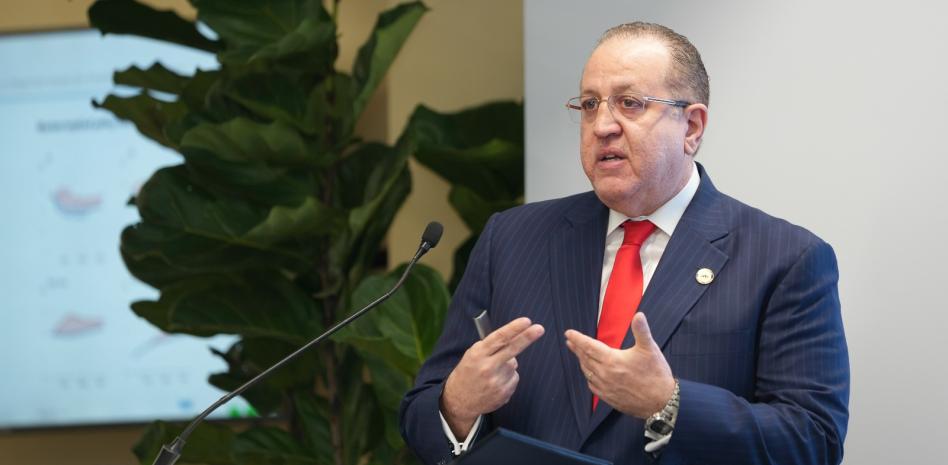 Continuarán aumentos graduales del precio de combustibles, dice el ministro de Hacienda y Economía