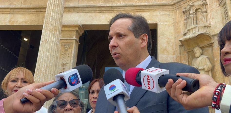 Atallah asegura que mantienen diálogo con enfermeras y propone fijar a más de 1,100 contratadas
