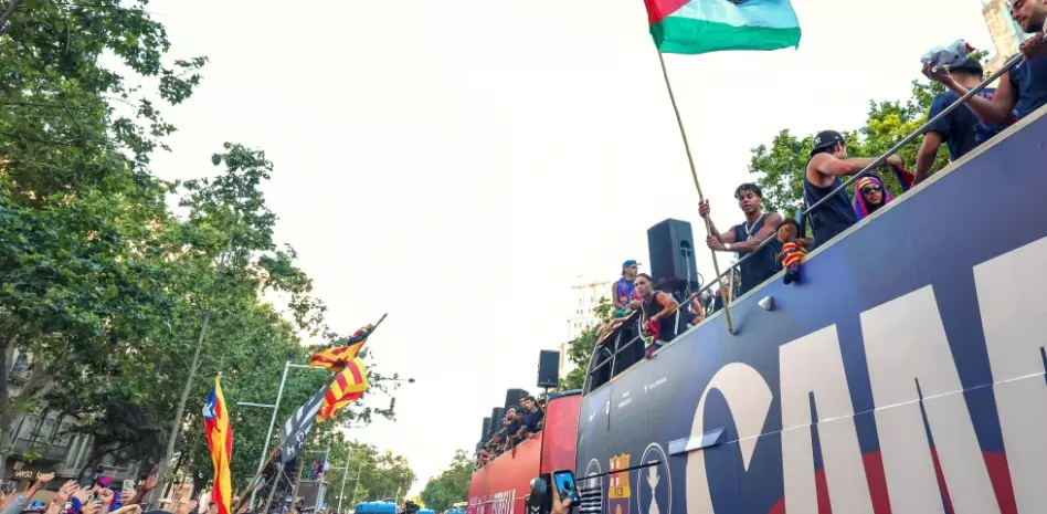 Lamine Yamal ondea una bandera palestina en el desfile del título del Barcelona