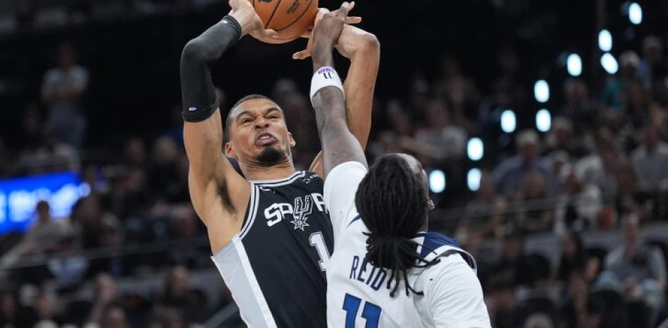Wembanyama retorna en grande y los Spurs superan a los Wolves
