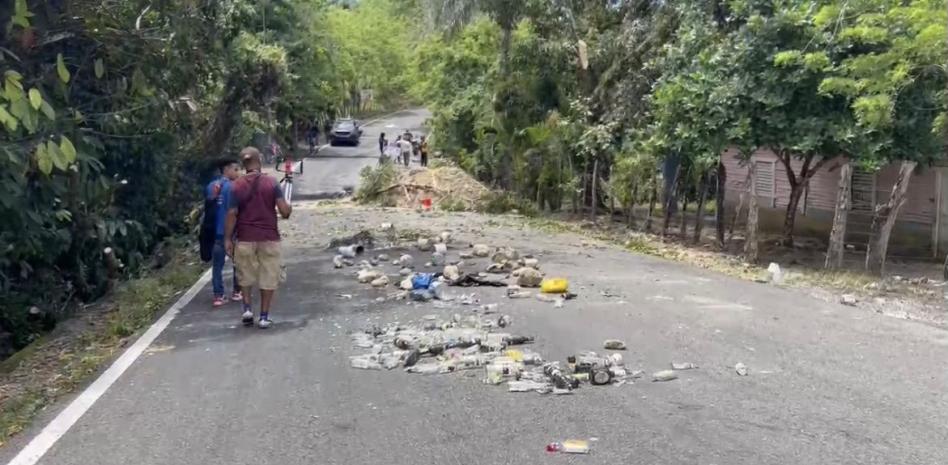 Comunitarios paralizan tránsito entre Tenares y Gaspar Hernández por deterioro de carretera