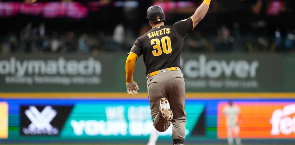 Gavin Sheets le da H4 en el noveno a Uribe y Padres superan 3-1 a Milwaukee