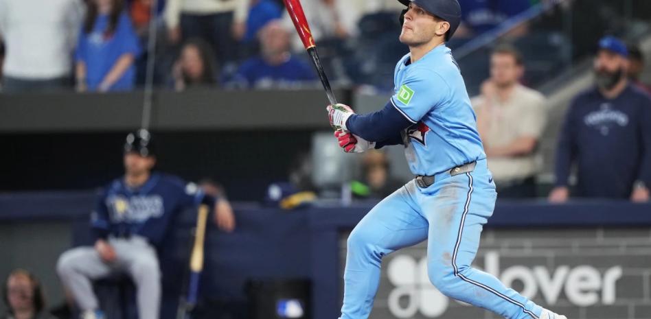 Varsho da un grand slam en el décimo y los Azulejos superan a Tampa Bay