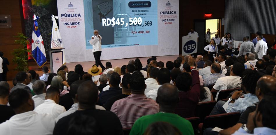 ¿Cuáles requisitos cumplieron las personas que participaron en la subasta de bienes incautados?