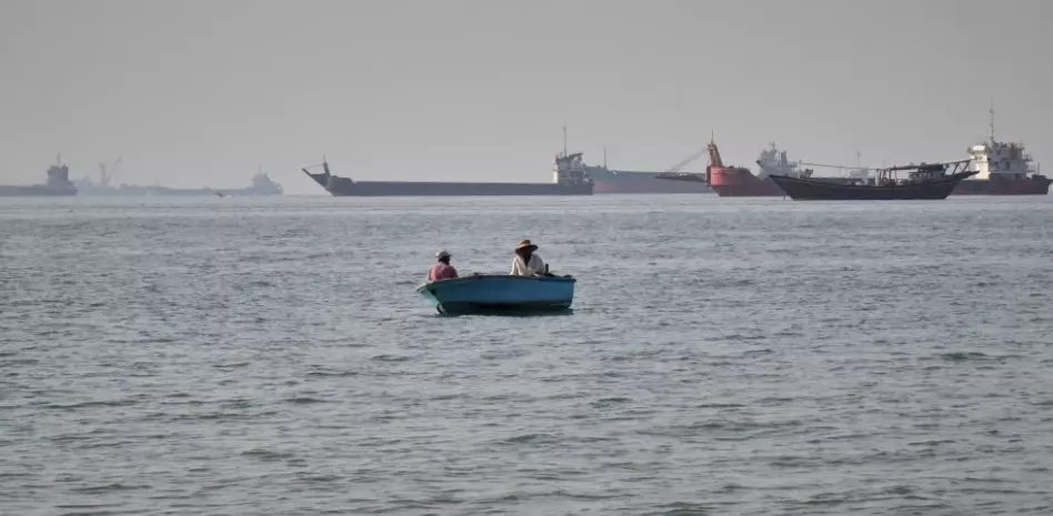 Incautan barco y hunden otro en el estrecho de Ormuz