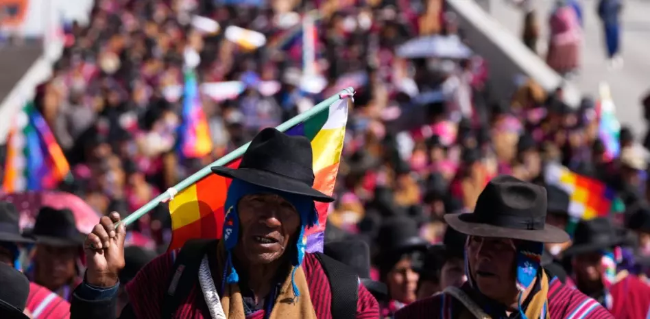 Mineros bolivianos se enfrentan con la policía durante protesta