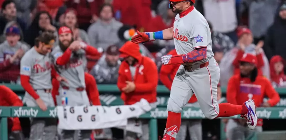 Schwarber llega a 18 jonrones, líder de MLB, en la victoria de los Filis ante Medias Rojas