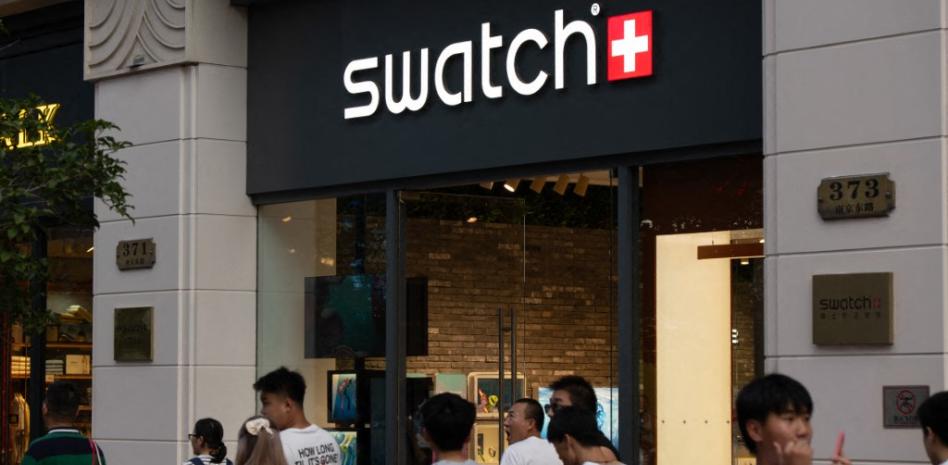 Sube la fiebre por el reloj de bolsillo de Swatch y la prestigiosa marca Audemars Piguet