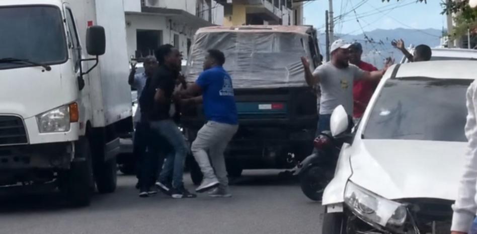 Accidente entre camión y varios vehículos termina en trifulca y arrestos en Moca
