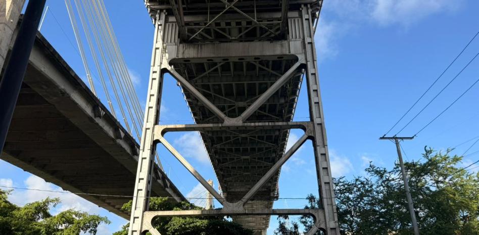 Hombre se atrinchera en estructura del puente Duarte