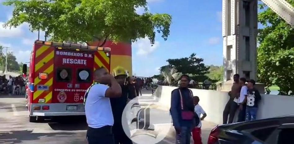 Hombre trepa puente Duarte huyendo de la Policía