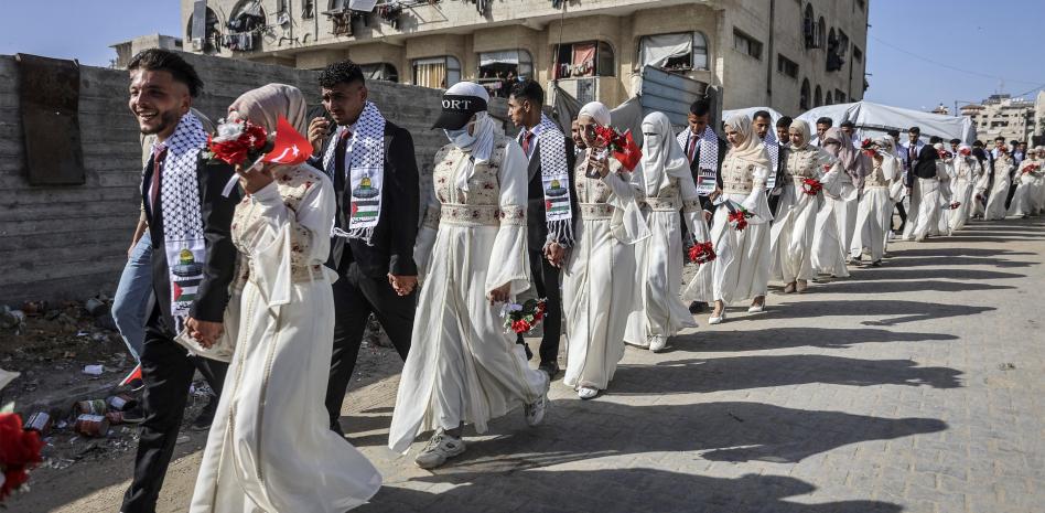 Boda colectiva en una Gaza en ruinas, un festejo para "seguir viviendo"