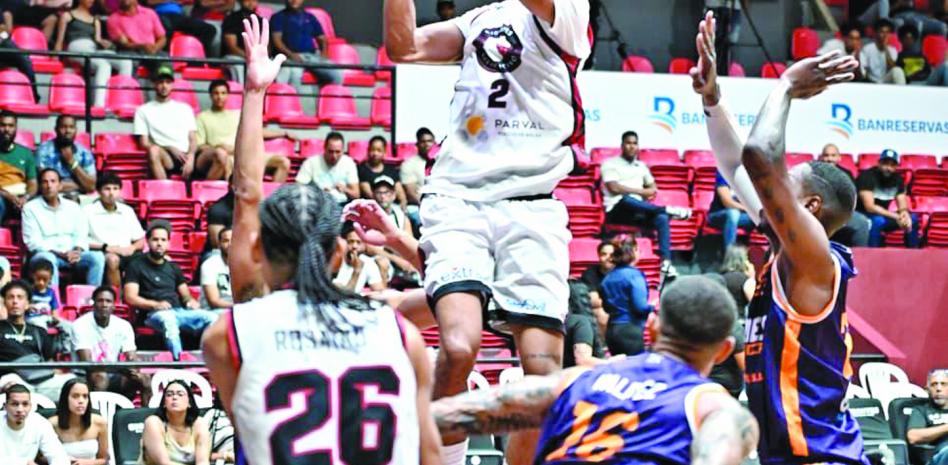 Charles Brown Jr. anota 30 en la victoria de los Gigantes sobre Héroes