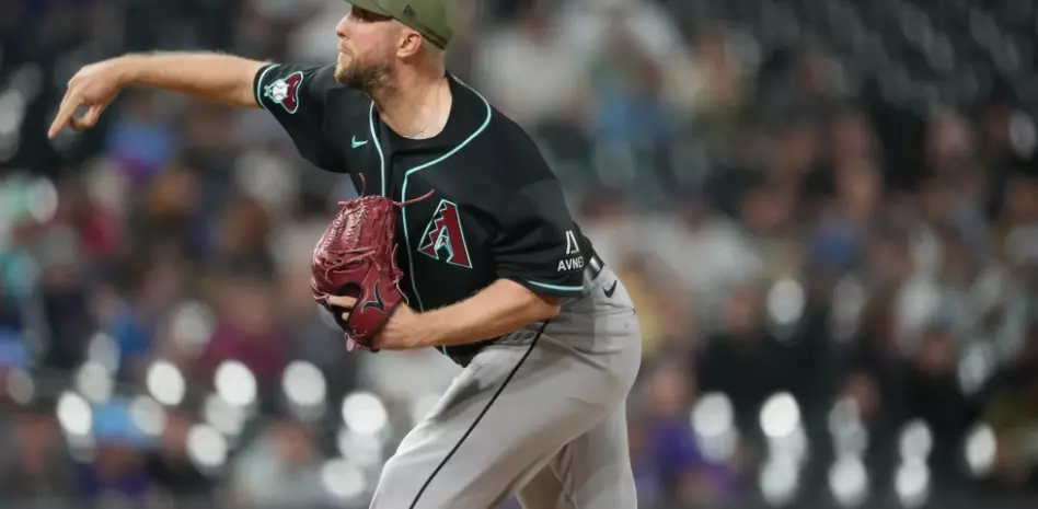 Merrill Kelly lanza primer juego completo de su carrera; Arizona arrolla a Rockies