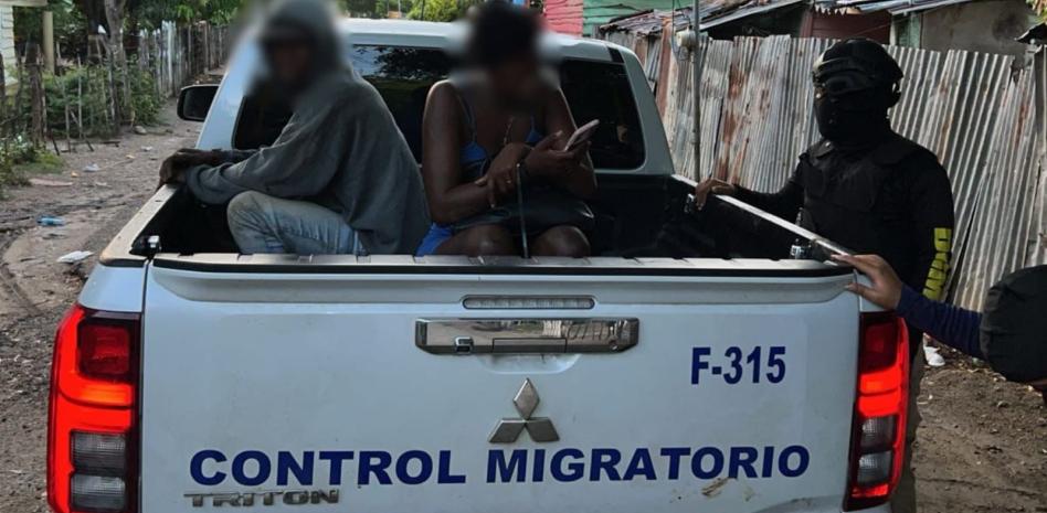 Arrestan a 11 personas durante operativo contra el microtráfico en Santo Domingo Norte