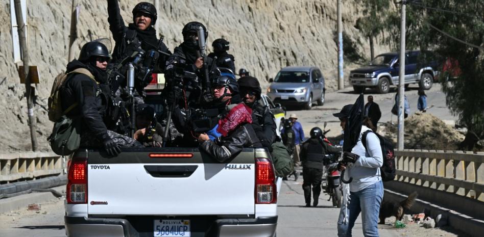 Bolivia: Enfrentamientos entre Policía y ejército con manifestantes deja 57 detenidos