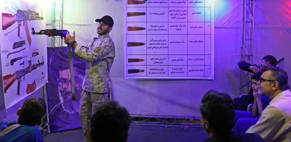 Civiles iraníes aprenden a usar armas para defenderse de Estados Unidos
