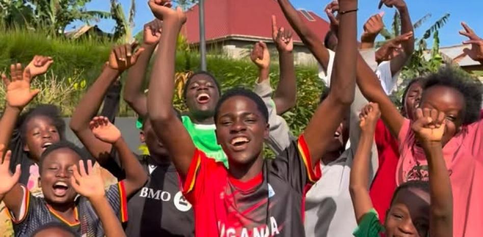 Shakira invita a grupo de niños de Uganda a bailar con ella en la final del Mundial 2026