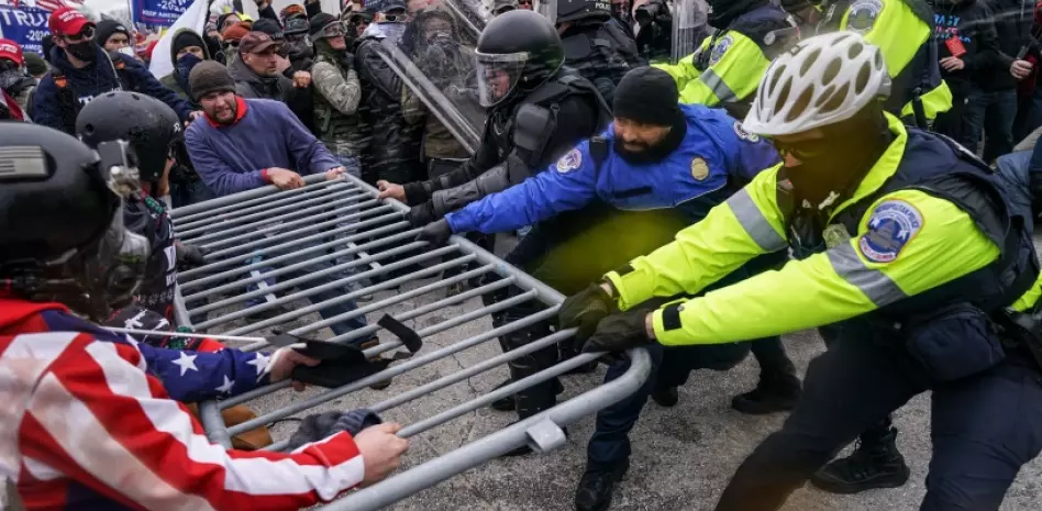 Dos policías quieren evitar que seguidores de Trump sean recompensados