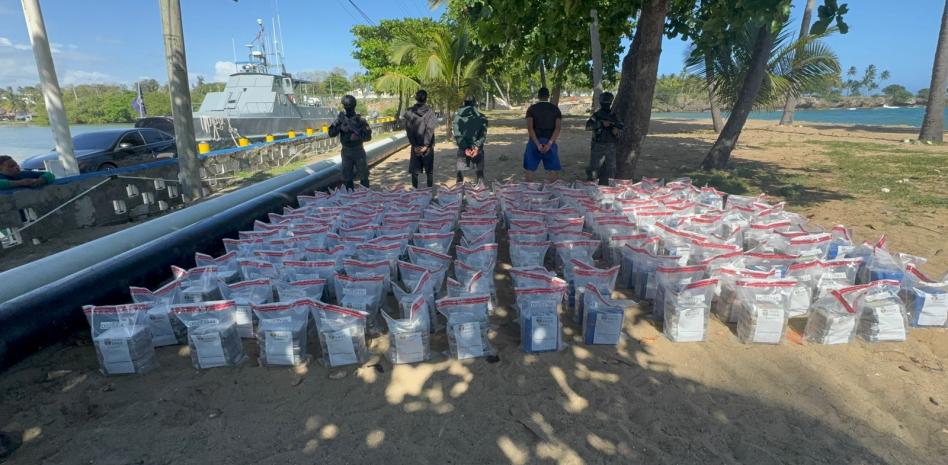 Detienen a tres hombres en narcolancha que llevaba un alijo de 978 paquetes de cocaína cerca de SD