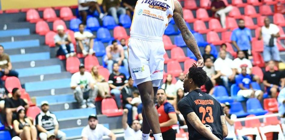 Blue y Vargas conducen a los Héroes a derrotar a los Reales en la LNB