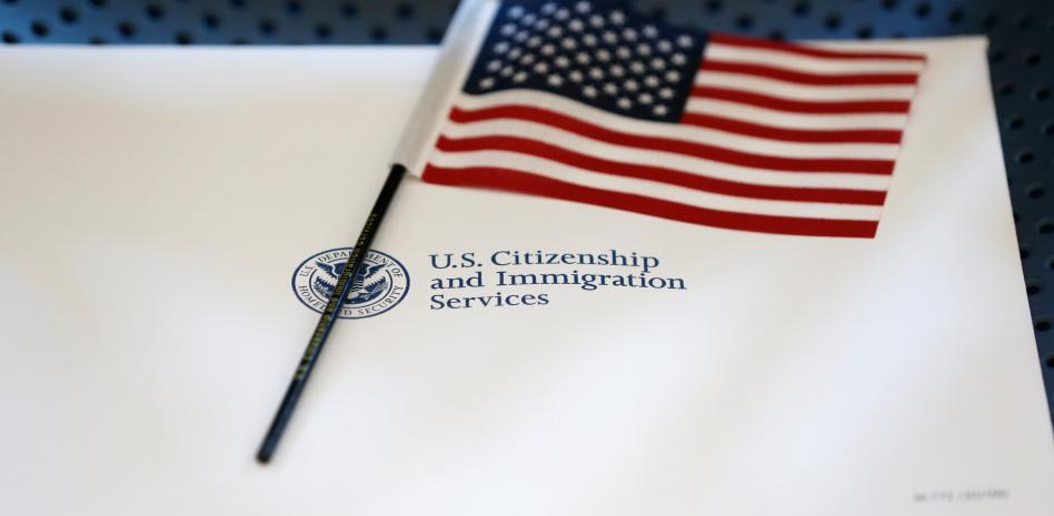 Administración Trump obligaría a extranjeros que viven en EEUU a pedir "green cards" fuera del país