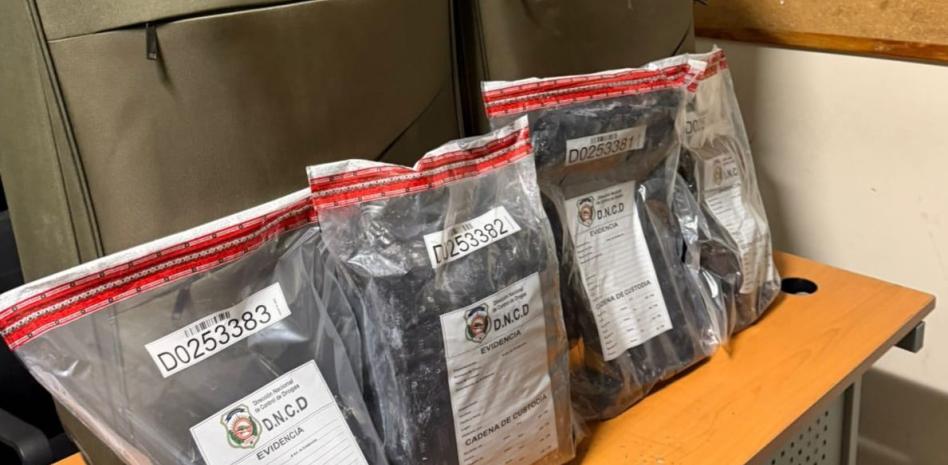 DNCD detiene a mujer que viajaría a España desde RD con cinco láminas de presunta cocaína
