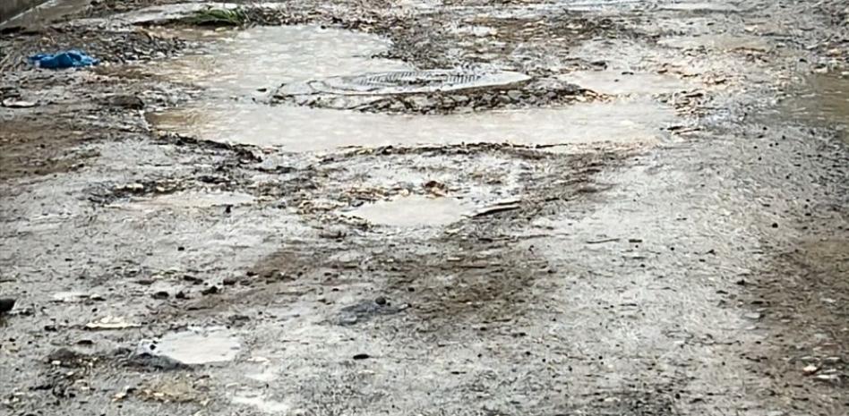 Pimentel, el pueblo raro que parece “un estercolero” y se hunde en los hoyos de sus calles