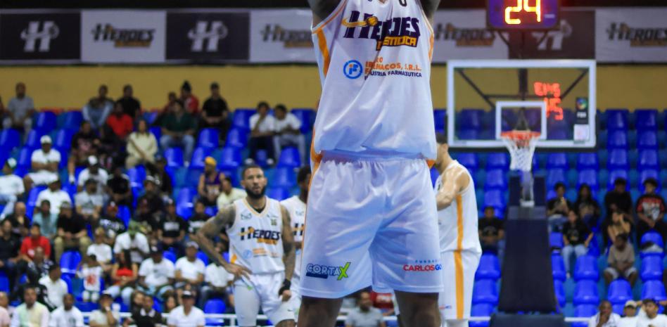 Kevin Obanor y Caleb Huffman guían a Héroes a superar a Metros en la LNB