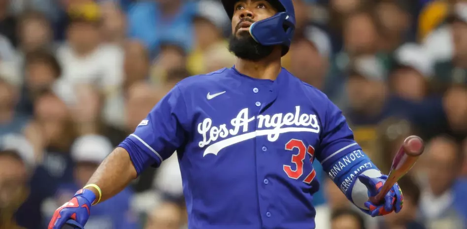 Teoscar Hernández jonronea e impulsa 6, Dodgers remontan y les ganan a los Cerveceros