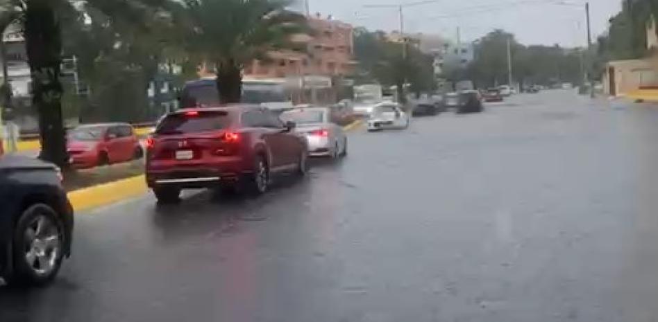 Fuertes lluvias provocan inundaciones en el Gran Santo Domingo; se esperan más aguaceros