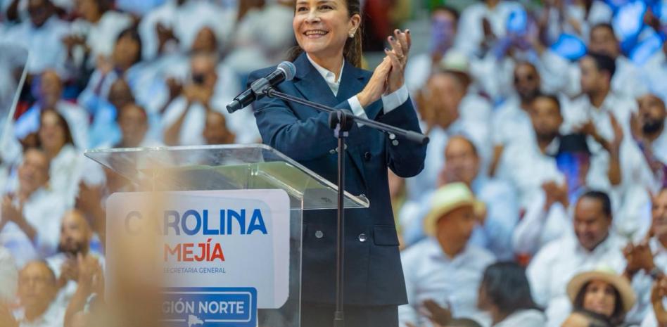 Carolina Mejía afirma en Santiago que está preparada para asumir la Presidencia de la República