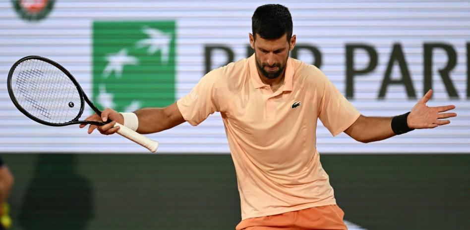Djokovic supera un mal comienzo y a un público hostil para ganar en primera ronda