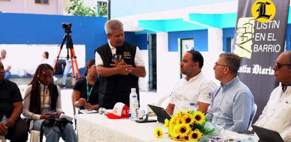 Ponen el oído en Los Alcarrizos durane el primer encuentro para la conviviencia barrial