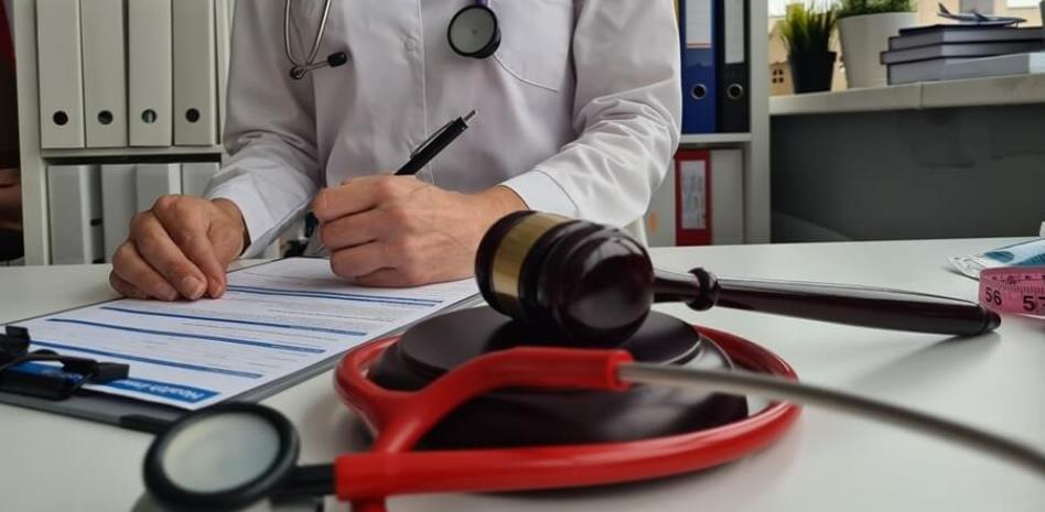 Criminalización de la práctica médica : el peligro de una reforma legal sin reforma estructural del sistema de salud