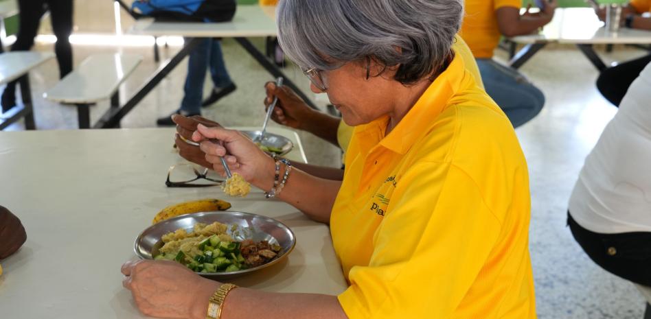 Garantizan alimentación a casi 150,000 jóvenes y adultos de Oportunidad 14-24 y Prepara