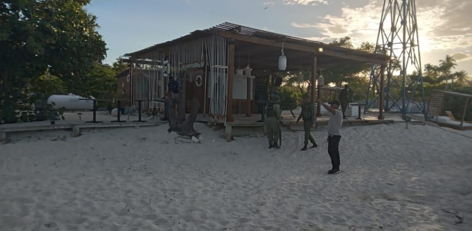Desalojan restaurante que se encontraba a orillas de la playa de Pedernales