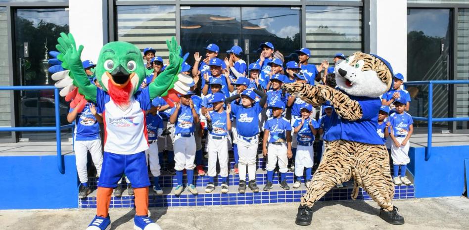 Colí visita a los Tigres del Licey y comparte con niños de su academia infantil