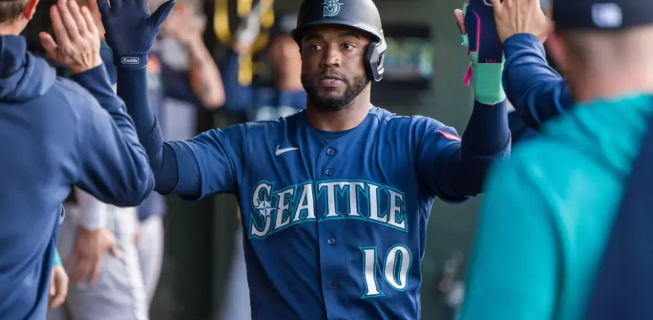 Emerson Hancock guía a Marineros a triunfo antes Atléticos, Víctor Robles batea tres hits