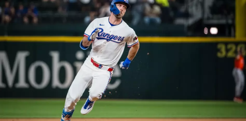 Luego de recibir partido sin hit, Rangers anotan ocho en la primera y vencen a los Astros