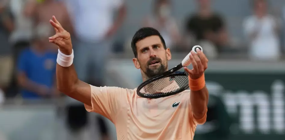 Djokovic consigue triunfo y Rybakina cae en el Abierto de Francia